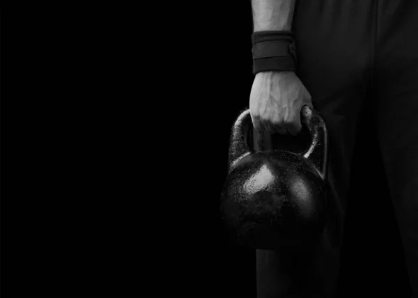 Zbliżenie muskularna ręka trzyma Kettlebell — Zdjęcie stockowe