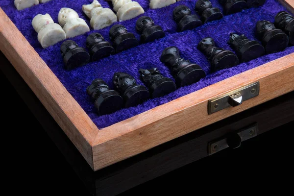Φιγούρες από μια φυσική πέτρα, ξαπλωμένες σε μια θήκη. Ένα πλήρες σκάκι — Φωτογραφία Αρχείου