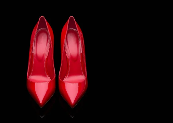 Ένα ζευγάρι κόκκινα γυναικεία παπούτσια με ψηλά τακούνια. — Φωτογραφία Αρχείου