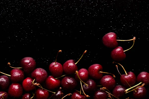 Verschüttete Früchte von reifen Kirschen. — Stockfoto