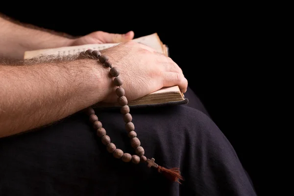 The priest who reads the bible. — Stock Photo, Image
