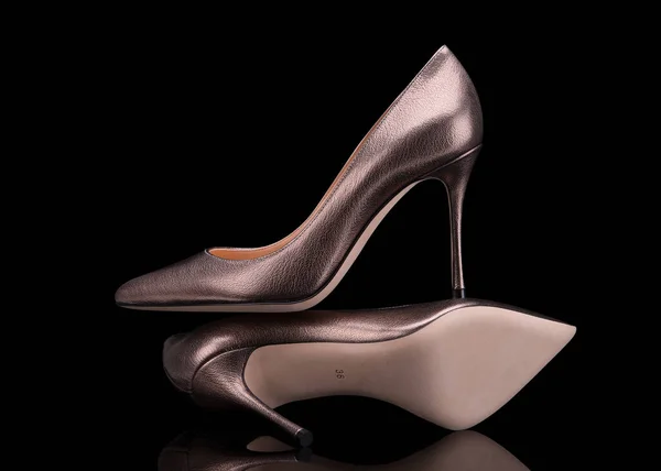 High-heeled shoes. Pumps on a black background. — Stock Photo, Image