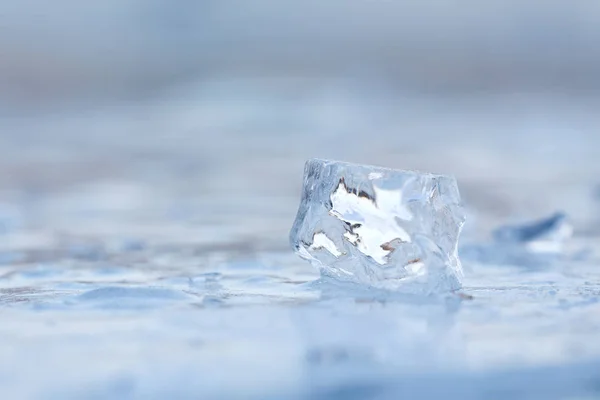 Pedaço de gelo na natureza . — Fotografia de Stock
