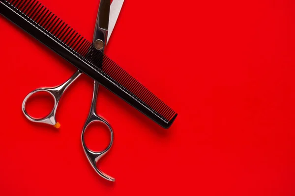 Friseurwerkzeuge. Schere mit Kamm in Großaufnahme. — Stockfoto