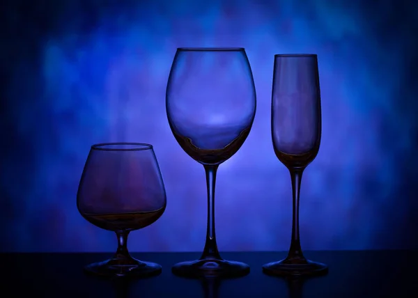 Silhouettes of wine glasses. Beautiful glass goblets. — Stock Photo, Image