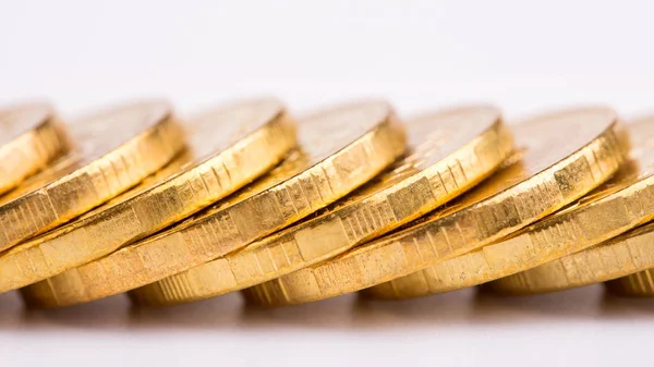 Conjunto de moedas de ouro isoladas sobre um fundo branco . — Fotografia de Stock