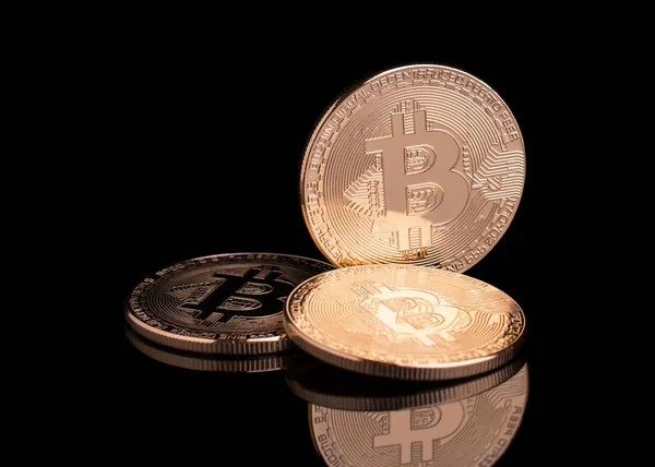 Bitcoin na czarnym tle. Złote monety na czarnym tle. — Zdjęcie stockowe
