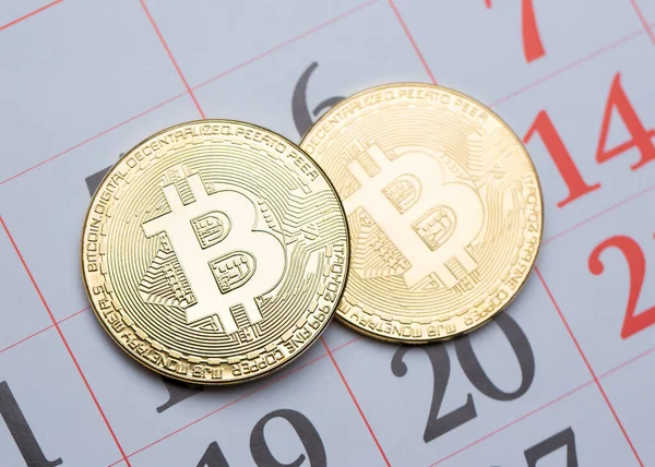 Arany Bitcoin Érmék Naptár Kriptovaluta Papírnaptár Közelkép — Stock Fotó