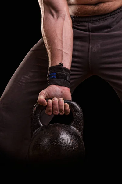 ケトルベルを持つ筋肉手のクローズアップ — ストック写真