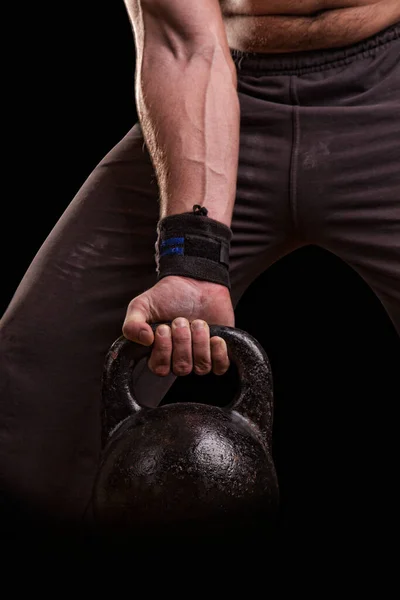 Close Van Een Gespierde Hand Vasthouden Van Een Kettlebell — Stockfoto