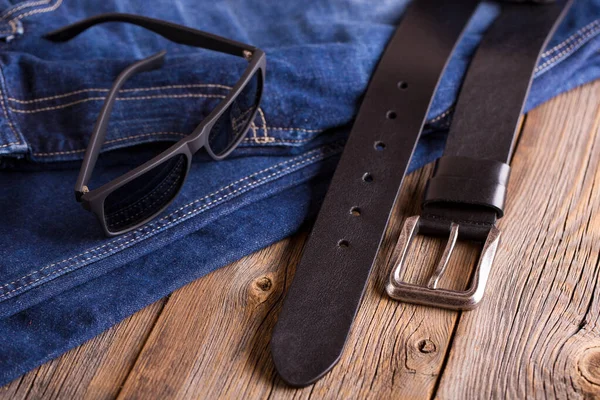 Óculos Sol Jeans Azuis Cinto Couro Close — Fotografia de Stock