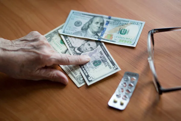 Пожилая Женщина Пенсионерка Считает Деньги Пожилая Финансовая Концепция Банкноты Руках — стоковое фото