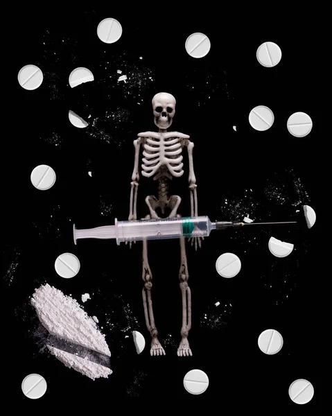 Наркоман Шприцем Фоне Таблеток Порошка Скелет Наркотики Черном Фоне — стоковое фото