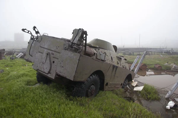 Zardzewiały wojskowy samochód pancerny na bagnach — Zdjęcie stockowe
