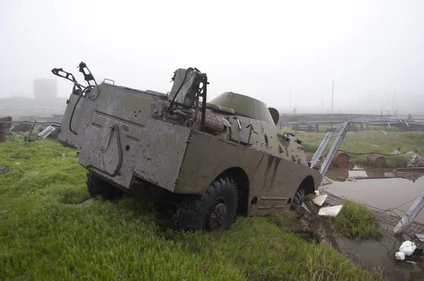 Roestige militaire gepantserde auto in het moeras Stockfoto