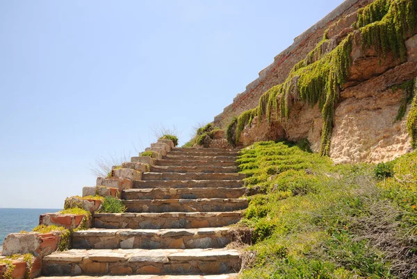 Stare kamienne schody na plaży — Zdjęcie stockowe