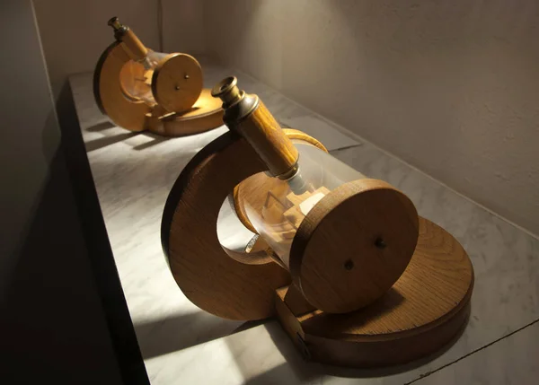 Minyatürler Müzesi 'nin karanlık odasında tahta mikroskop var.