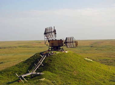 Tundra 'nın arka planında tepenin üstünde eski bir askeri radar var.