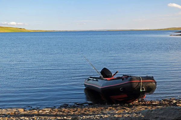 Göl Kıyısında Gölün Arka Planında Bir Oltayla Şişme Bot — Stok fotoğraf