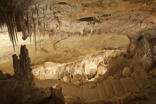 Cuevas del Drach. Sarkıtlar ve taş adımlar mağaraya giriyor.