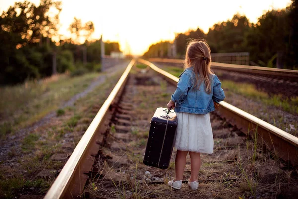 Menina de pé nos trilhos — Fotografia de Stock