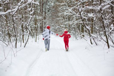 Bir çift uzağa gidiyoruz 