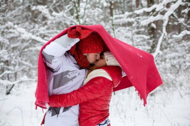 Bir çift kırmızı kareli altında öpüşme 