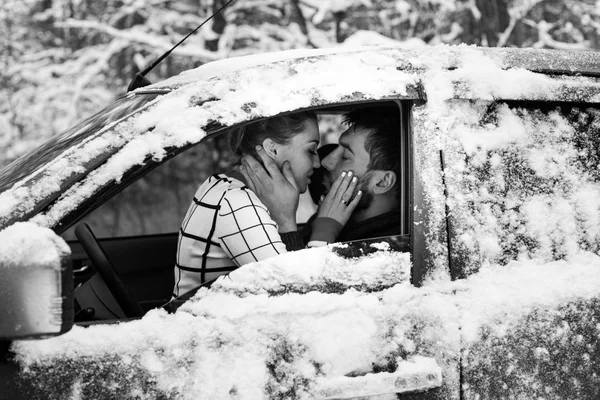 Paar saß im Auto — Stockfoto