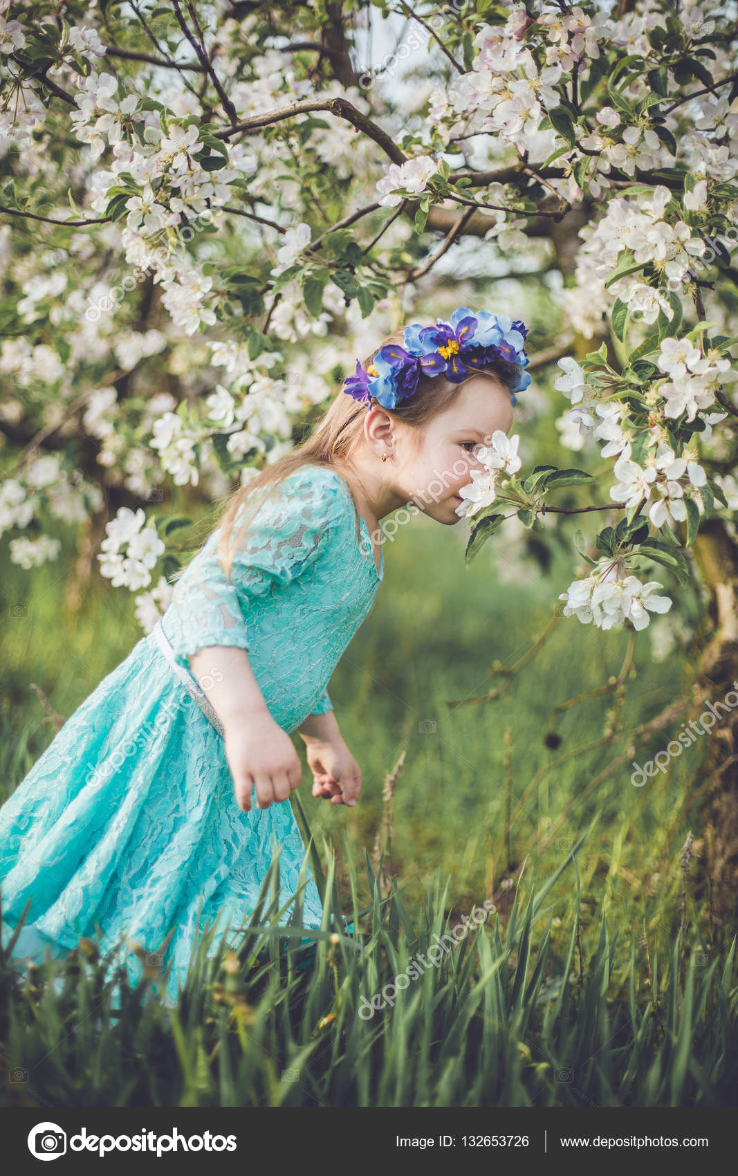 花の庭で美しい少女 ストック写真 C Olena Kosynska 花の庭で美しい少女 ストック写真 C Olena Kosynska