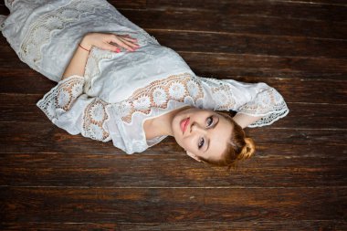 güzel genç Kızıl saçlı kadın