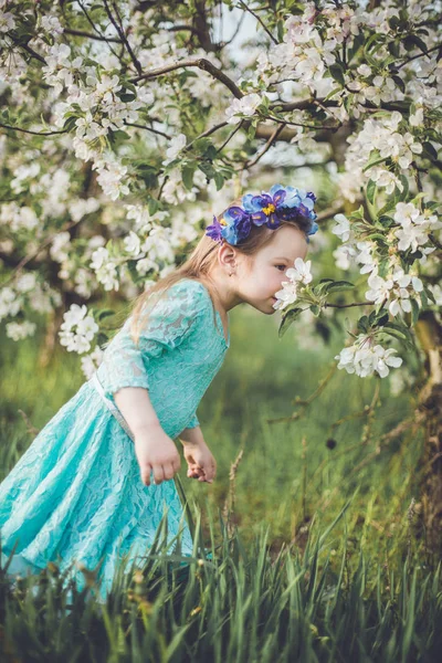 Vacker flicka i blossom trädgård — Stockfoto