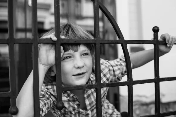 Niño en la calle de la ciudad — Foto de Stock