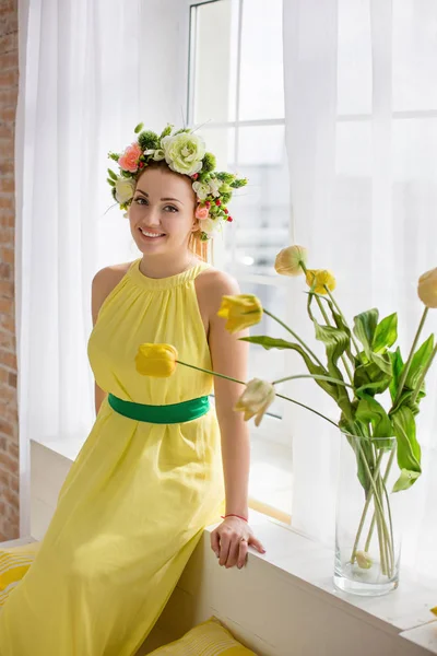 黄色のドレスと花輪の女性 — ストック写真