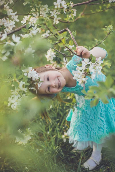 Vacker flicka i blossom trädgård — Stockfoto