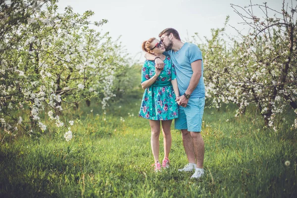 Любящая пара в цветущем саду — стоковое фото
