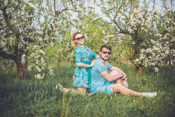 Casal amoroso no jardim flor — Fotografia de Stock