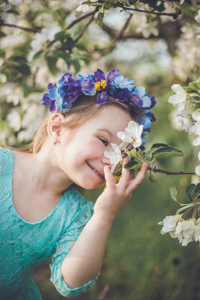 Bella ragazza in giardino fiorito — Foto Stock