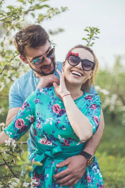 Älskande par i blomma trädgård — Stockfoto