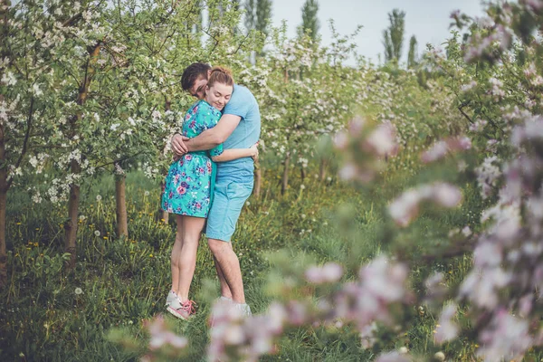 꽃 정원에서 사랑 하는 부부 — 스톡 사진