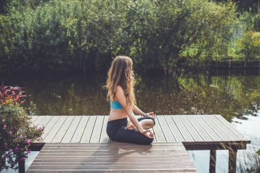 Yoga yapan genç kadın.