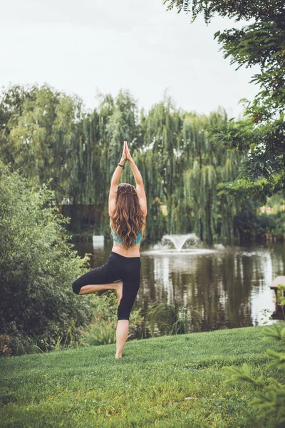 Молода жінка робить йогу — стокове фото