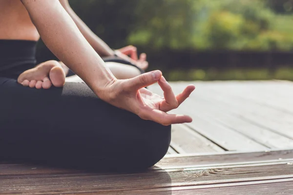 Giovane donna che fa yoga — Foto Stock