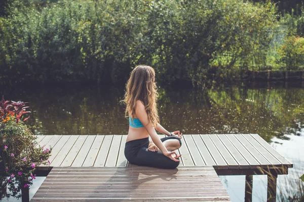 Ung kvinna som gör yoga — Stockfoto