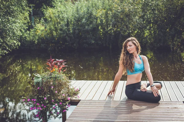 Mujer joven haciendo yoga —  Fotos de Stock