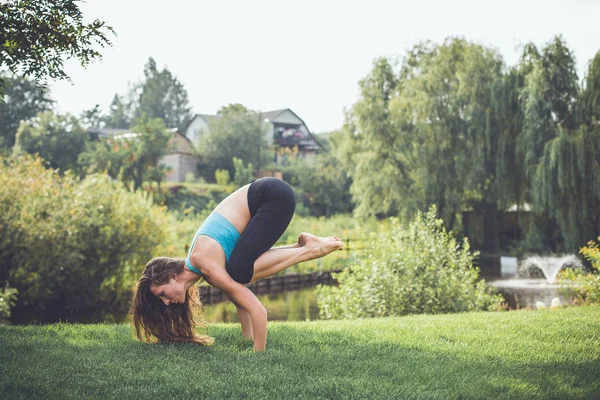 Jeune femme faisant du yoga — Photo