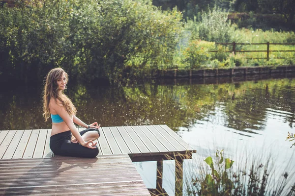 Yoga yapan genç kadın.