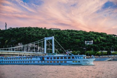 Zincir köprü gün batımında