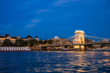 Geceleri zincirli köprü