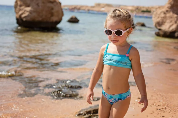 Beautiful little girl — Stock Photo, Image