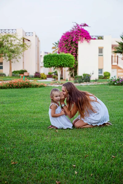 Lycklig mor och dotter — Stockfoto